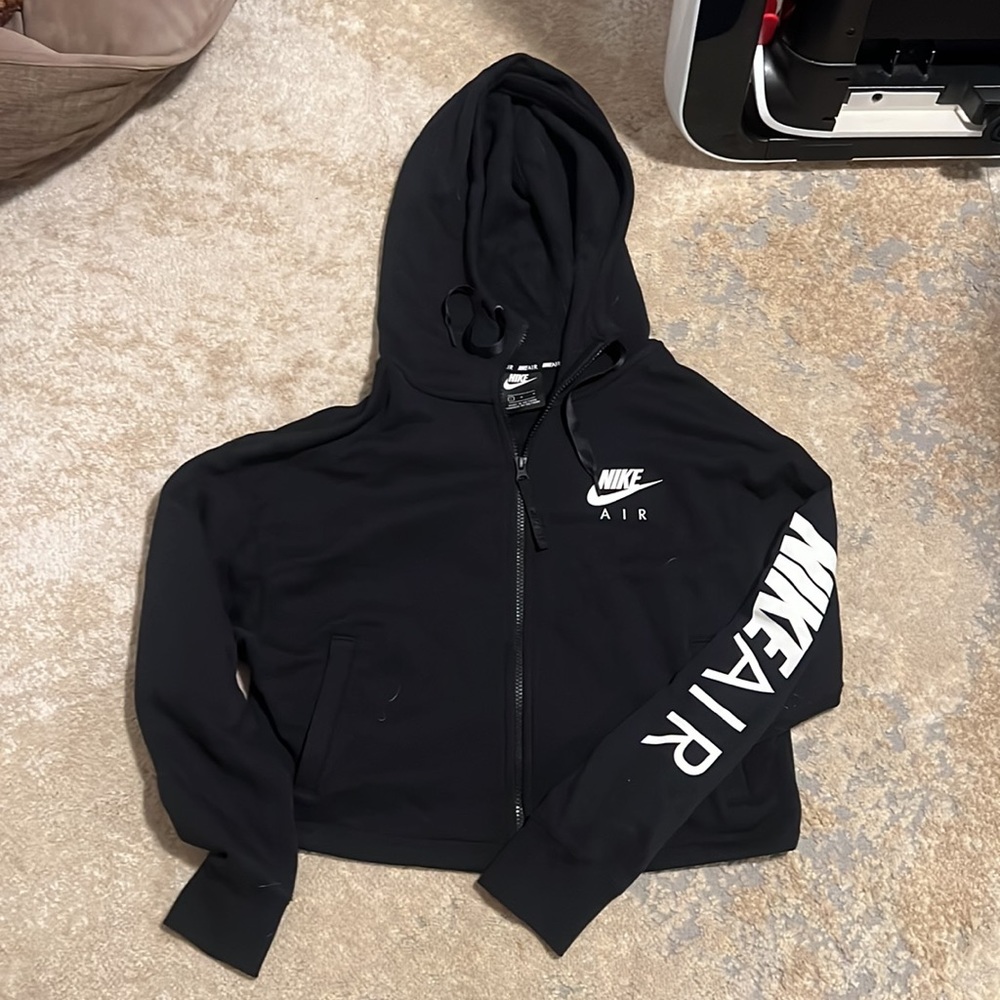 LIKE NEW Nike cropped women’s black zip up hoodie